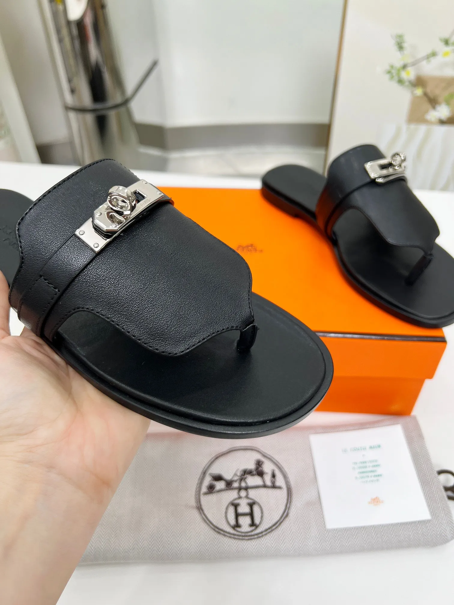 👟👟Ex-factory price 480👟👟 (top version) 👫Hermes ❗️❗️Original purchase and development⚠️ A must-have artifact for daily home, travel and vacation🉑 in spring and summer. High-end quality Code number: 35-40 (41/42 can be customized)